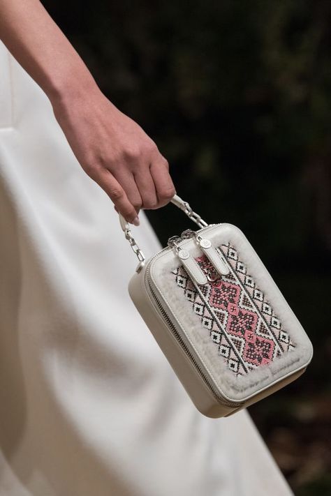 Ralph Russo, Diy Leather Bag, Diy Bag Designs, Ralph And Russo, Diy Bags Purses, Hand Embroidery Videos, Embroidery Bags, Boho Bags, Bag Patterns To Sew