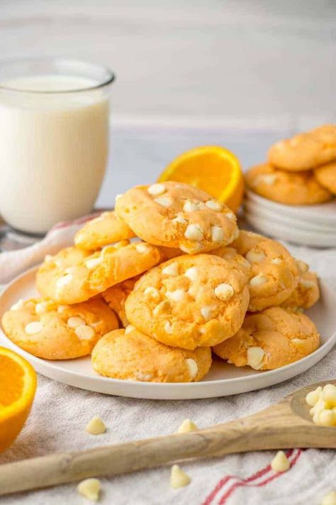 These chewy orange creamsicle cookies, made from cake mix and orange jello, are ready in just 20 minutes. Enjoy the flavors of your favorite frozen treat in cookie form! Orange Creamsicle Cookies, Creamsicle Cookies, Cookies With White Chocolate Chips, Cookies With White Chocolate, Orange Jello, Slow Cooker Dinner Recipes, Lemon Cookies Recipes, Cookies From Scratch, Raspberry Cookies