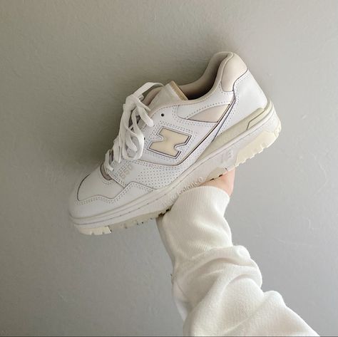 New Balance Beige Sneakers, Clean Girl Sneakers, Beige Shoes Aesthetic, Vanilla Girl Shoes, Clean Girl Shoes, New Balance 550 Beige, White Sneakers Aesthetic, White Shoes Aesthetic, Jordan Shoes Wallpaper