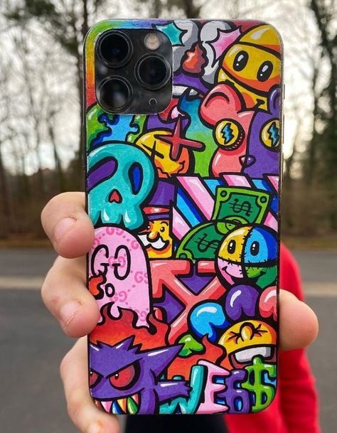 Doodle On Phone Case, Iphone Case Drawing Ideas, Posca Phone Case Art, Phone Cases Drawing Ideas, Aesthetic Phone Case Diy, Paint Pens Art, Doodle Phone Case, Graffiti Alphabet Styles, Doddle Art