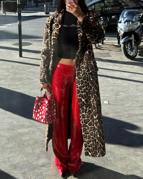 Just me and this fabulous @prada coat 🤝🫂 | Instagram Cheetah Fur Coat Outfit, Leopard Print Outfits 2024, Leopard Fur Coat Outfit, Long Trench Coat Outfit, Leopard Coat Outfit, Leopard Pants Outfit, Prada Coat, Leopard Fur Coat, Cheetah Jacket