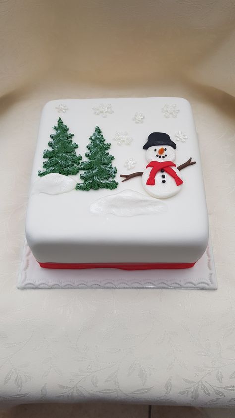 Snowman xmas cake Christmas Cake Simple Design, Simple Christmas Cake Designs, Christmas Cake Fondant, Cake Serving Chart, Christmas Birthday Cake, Cake Pics, Christmas Cakes Easy, Snowman Cake, Christmas Cake Designs