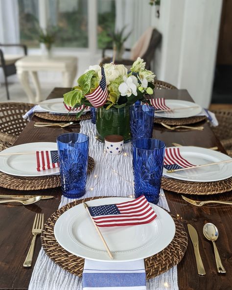 https://youtu.be/qjsrV7GnBBU Classy 4th Of July Decorations, 4th Of July Table Centerpieces, 4th Of July Tablescapes, American Themed Party, Blue Patio, Beach Party Decorations, Dinner Party Themes, Look Sophisticated, American Theme