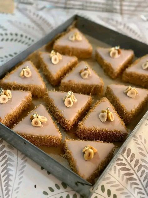 Butter Cookie Recipe Easy, Eid Sweets, Eid Cake, Gourmet Desserts, Butter Cookies Recipe, Healthy Homemade Recipes, Fancy Cookies, Biscuit Cookies, Food Decoration