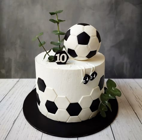 Soccer Themed Birthday Cake, Soccer Themed Cakes For Boys, Ball Cake Ideas, Soccer Theme Cake Pops, Soccer Cake Ideas, Soccer Cakes, Soccer Themed Cake, Football Cake Ideas, Soccer Cake Ideas For Men