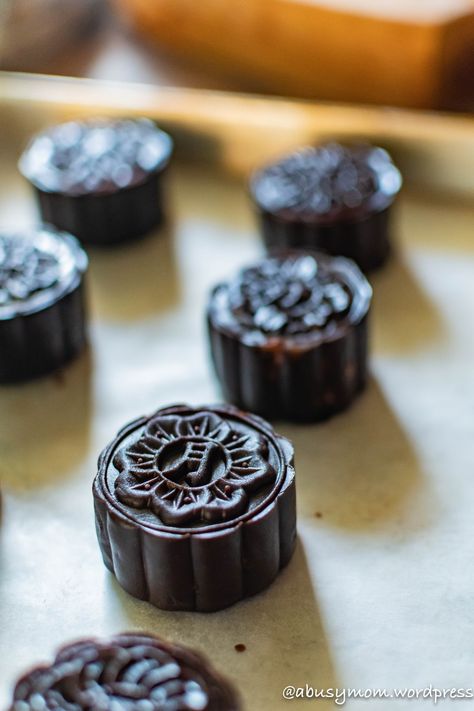 Chocolate Mooncake Recipe, 8th Month, Moon At Night, Mooncake Recipe, Chocolate Crust, Lunar Calendar, Food Wallpaper, Asian Desserts, Mooncake