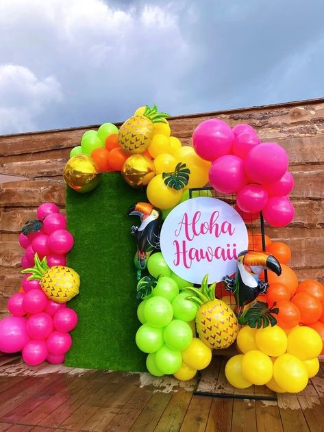 Flamingo Birthday Party Balloons, Aloha Party Decorations Hawaiian Luau, Hawaiian Party Balloon Decorations, Birthday Party Themes For Adults Summer, Hawaiian Balloon Decor, Tropical Party Balloons, Tropical Theme Pool Party, Hawaiian Balloon Decorations, Aloha Birthday Party Ideas