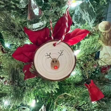 Kids Thumbprint Ornaments, Thumbprint Snowman Ornament, Finger Print Reindeer Ornament, Thumb Print Reindeer Ornaments, Rudolph Ornaments Kids, Thumb Print Ornaments, Kids Fingerprint Ornaments, Reindeer Ornament Craft, Reindeer Wood Ornament