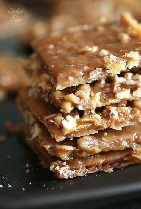 Praline Crack using graham crackers | Cookies and Cups Z Cracker Toffee Recipe, Cracked Cookies, Graham Cracker Toffee, Christmas Candy Homemade, Easy Christmas Candy Recipes, Praline Recipe, Graham Cracker Recipes, Cracker Candy, Graham Cracker Cookies