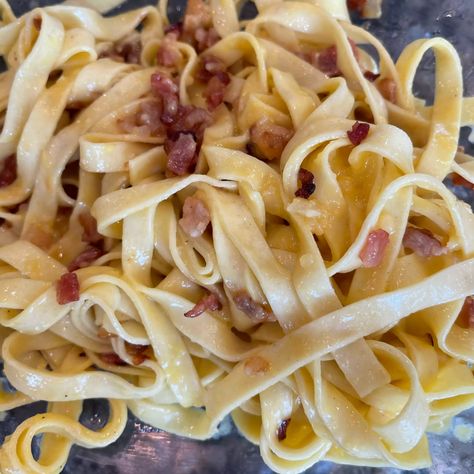 This fettuccine carbonara dish is made by cooking bacon, shallots, onion, and garlic, then tossing it with fettuccine pasta and a creamy sauce. Fettuccini Carbonara, Carbonara Recipes, Fettuccine Carbonara, Pasta Carbonara Recipe, Daycare Menu, Creamy Mushroom Pasta, Parmesan Cream Sauce, Fettuccine Pasta, Quick Dishes