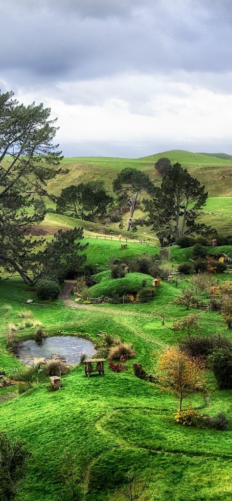 Hobbiton - New Zealand - The Real Middle Earth The Hobbit Landscape, Hobbit New Zealand, New Zealand Hobbiton, Middle Earth Landscape, The Shire Wallpaper, Middle Earth Wallpaper, Middle Earth Aesthetic, Hobbiton New Zealand, Casa Dos Hobbits