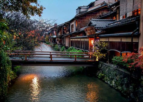 Gion Kyoto: 9 Must-See Highlights of the Geisha District Kyoto Itinerary, Kyoto Travel Guide, Japanese Houses, Visit Kyoto, Kyoto Travel, Japan Street, Kyoto Japan, Beautiful Places In The World, Wedding Places