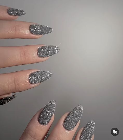 Gray Sparkly Nails, Grey Sparkle Nail Designs, Ice Gel Nails, Grey Sparkly Nails, Grey Sparkle Nails, Gray Glitter Nails, Silver Metallic Nails, Silver Sparkle Nails, Nails June