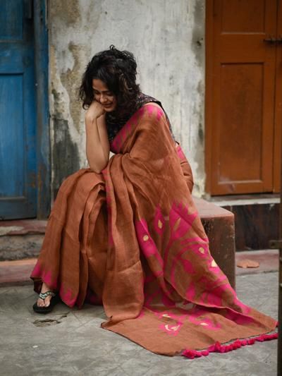 Saree Styles Photoshoot, Saree Sitting Pose, Traditional Saree Poses Photoshoot Ideas, Saree Shoot Photography, Sitting Poses In Saree, Traditional Saree Poses, Saree Poses Photoshoot Ideas, Poses Photoshoot Ideas, Saree Shoot