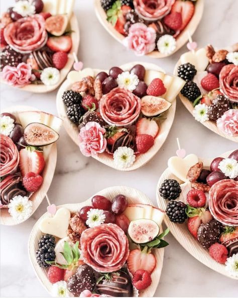 These Valentine's charcuterie board ideas are filled with meat, cheese, and even some Valentine's day candy. #valentines #charcuterie #valentinesday Chocolate Covered Strawberries Charcuterie, Charcuterie Catering, Valentines Party Food, Dessert Charcuterie, Valentines Brunch, Appetizer Display, Valentines Snacks, Charcuterie Spread, Charcuterie Board Ideas