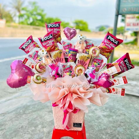 Yupi Gummy Love, Snacks Bouquet, Snack Tower, Pinata Birthday, Snack Bouquet, Food Bouquet, Baskets Ideas, Birthday Snacks, Diy Bouquet Wrap