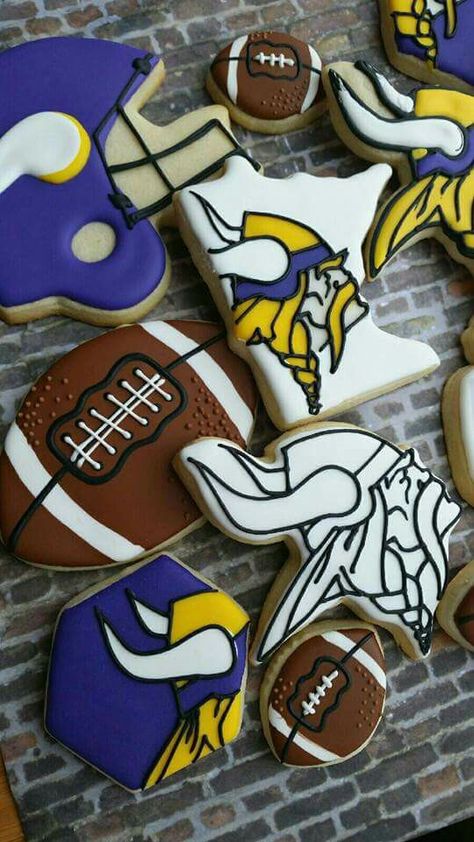 Heidi Skoog: Football theme cookies. Helmet. Beer. Minnesota Vikings. Mn Vikings Birthday Party, Fantasy Football Cookies, Viking Cookies Decorated, Minnesota Vikings Birthday Party, Viking Cookies, Nfl Cookies, Airbrushed Cookies, Cookie Projector, Sport Cookies