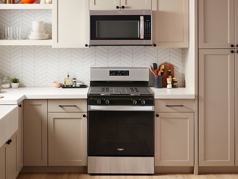 A slide-in range and over-the-range microwave in a modern kitchen Best Gas Stove, Best Range Hoods, Slide In Range, Iron Grate, Wall Mount Range Hood, Range Microwave, Single Oven, Gas Cooktop, Gas Burners