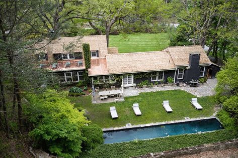 Surrounded by lush greenery, the former hunting lodge was the first dwelling to be built in Tuxedo Park. Staircase Outdoor, Tuxedo Park, Blush Walls, Farmhouse Scandinavian, Cedar Roof, Dwell Magazine, Beauty Entrepreneur, Hunting Lodge, Central Air Conditioning