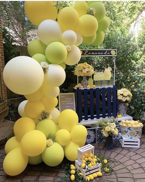 Lemonade Design, Italian Baby Showers, Lemonade Stand Birthday, Lemon Themed Party, Deco Ballon, Wedding Hall Decorations, Luxe Decor, Gender Reveal Party Decorations, Party Deco