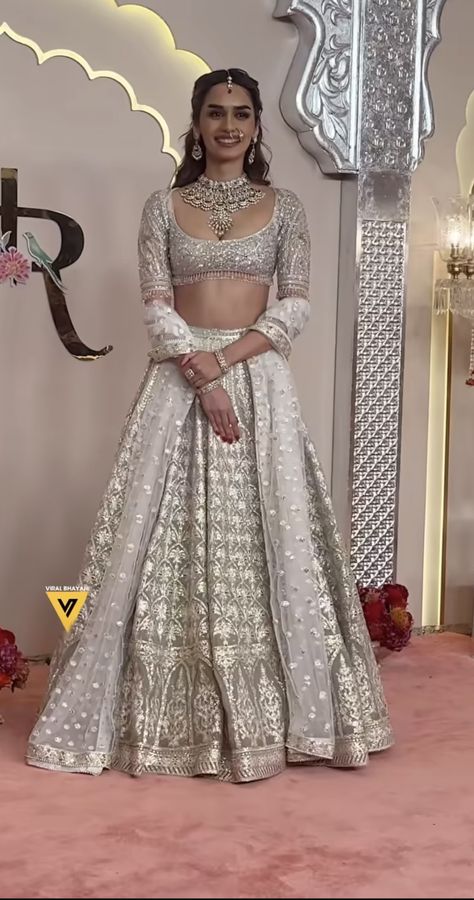 Bridesmaids Lehenga, Ambani Wedding Outfit, Mrunalini Rao Lehenga, Bridesmaid Lehenga, White Lehenga, Lehenga Wedding, Lehenga Online, Ethnic Looks, Indian Lehenga