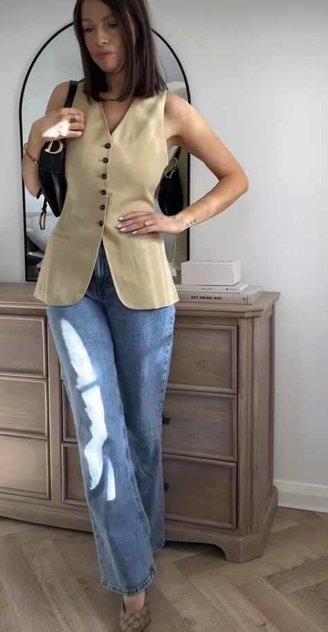 Long Vest Outfit Summer, Beige Waistcoat Outfit, Waistcoat Outfits, Long Vest Outfit, Outfit Minimalista, Stripe Pants Outfit, Waistcoat Outfit, Vest Outfits For Women, Fiesta Outfit