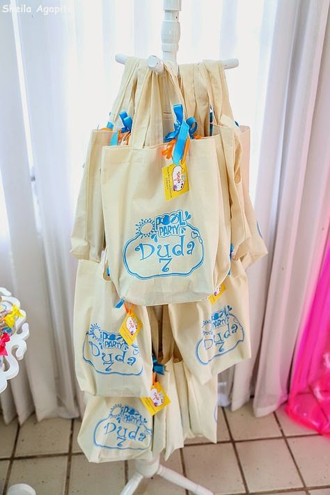 A festa da Maria Eduarda foi tão linda que não cabe tudo em um único post, vou dividir pra vocês poderem se deliciar com cada detalhe!!! A ... Festa Pool Party, Kids Pool Party Birthday, Kids Beach Party, Masquerade Ball Party, Pool Party Kids, Party Giveaways, Pool Art, Fiesta Tropical, Baby Play Activities