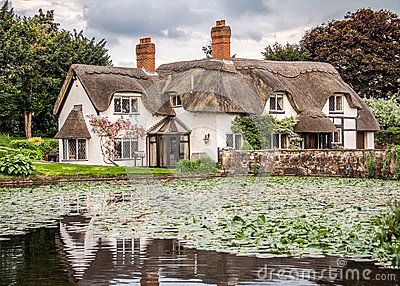 An English country cottage, complete with Roses and a pond which reflects the cottage Old English Country House, British Farmhouse, Country House Aesthetic, Old English House, Old English Cottage, British Homes, British Cottage, English Farmhouse, British House