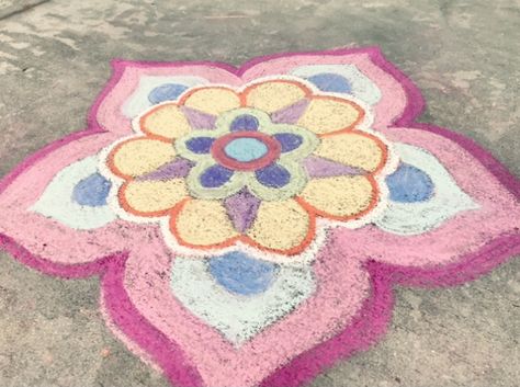 i tried the mandala w/ sidewalk chalk trend! Trippy Sidewalk Chalk, Chalk Mandala Sidewalks, Mandala Chalk Art, Chalk Mandala, Cute Chalk Art, Chalk Rangoli, Chalk Ideas, Chalk Pencil, Sidewalk Chalk Art