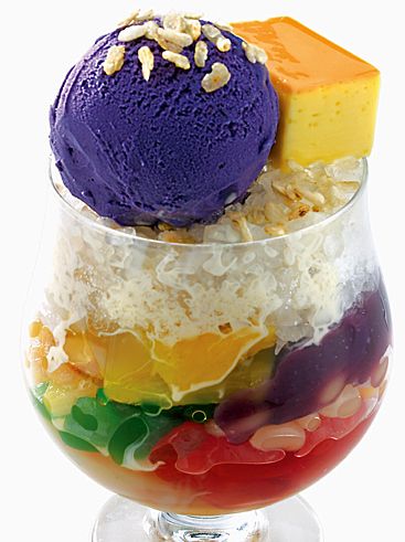 You could really go for an ice-cold halo halo right now. | 34 Signs You Grew Up Filipino Pinoy Dessert, Filipino Food Dessert, Food World, Philippines Food, Travel Prep, Halo Halo, Filipino Desserts, Filipino Dishes, Pinoy Food