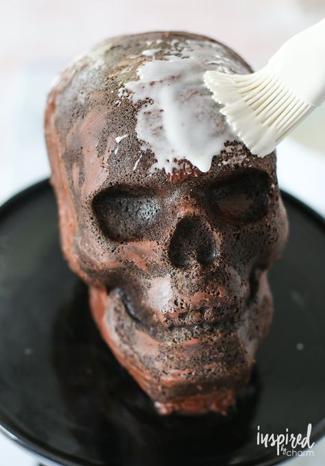 Skull Cake Tutorial, Halloween Dessert Recipe, Skull Cakes, Halloween Dessert Recipes, Sugar Skull Cakes, Spooky Halloween Cakes, Skull Cupcakes, Spooky Halloween Desserts, Gothic Cake