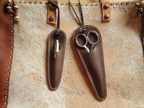 Clever and ingenious way of keeping sharp and pointy instruments.."Spoony says": a must have for the serious Artist. Leather Scissor Case, Leather Scissors Sheath, Scissor Holders, Leather Cases, Leather Anniversary Gift, Scissor Case, Leather Craft Projects, Leather Anniversary, Leather Crafts