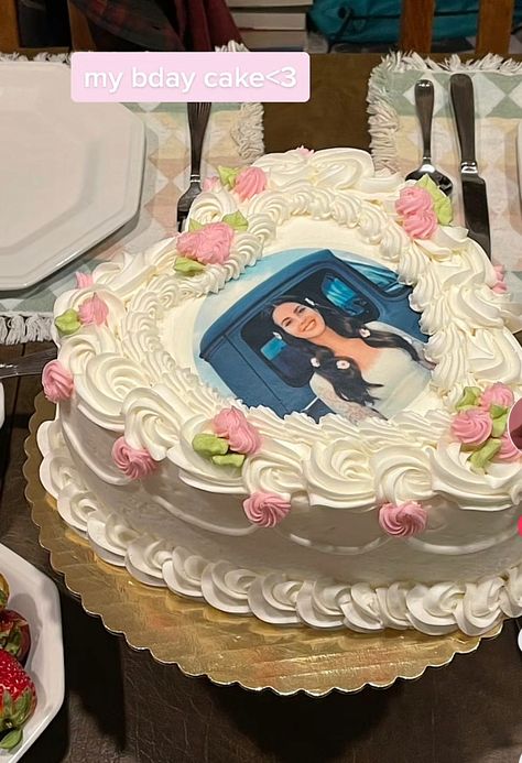 From tik tok! Lana Del Rey Birthday Cake, Lana Del Rey Birthday, Collage For Wall, Bolo Taylor Swift, Wall Aesthetic, Cute Baking, Photography Vintage, Dream Cake, Pretty Birthday Cakes