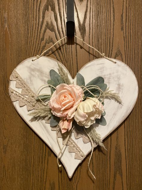 Wooden Hearts Diy, Wooden Hearts Crafts, Valentine Wood Crafts, Vintage Valentine Crafts, Diy Floral Decor, Valentines Door Hanger, Diy Valentine's Day Decorations, Farmhouse Christmas Ornaments, Diy Valentines Decorations