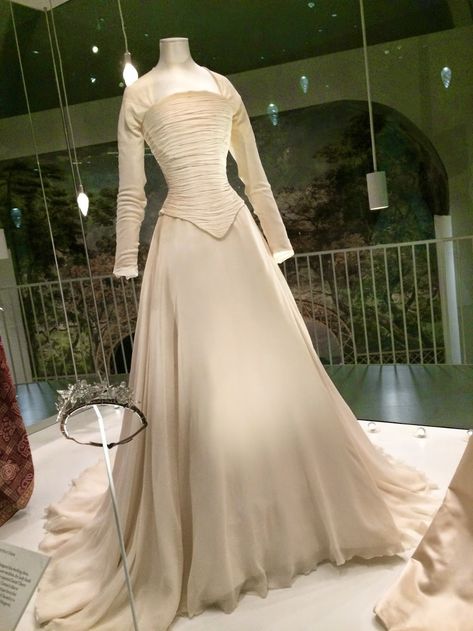 Sarah Chatto Wedding Dress, Lady Sarah Chatto Wedding Dress, Lady Sarah Armstrong Jones, Sarah Chatto, Antique Wedding Gown, Sarah Armstrong, Lady Sarah Chatto, Old Wedding Dresses, Royal Wedding Gowns