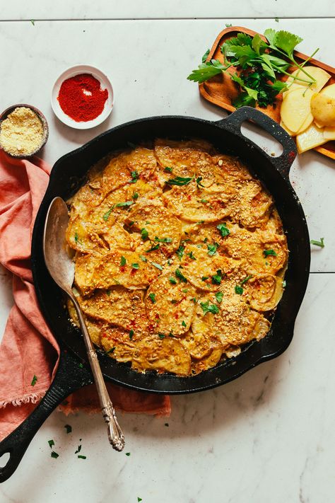 DELICIOUS Vegan Scalloped Potatoes! Tender, cheesy, comforting, just 10 ingredients! #vegan #glutenfree #thanksgiving #side #potatoes #minimalistbaker #recipe Best Scalloped Potatoes, Vegan Scalloped Potatoes, Vegan Minimalist, Scalloped Potato, Pasta Easy, Scalloped Potato Recipes, Minimalist Baker, Vegan Parmesan, Holiday Side Dishes