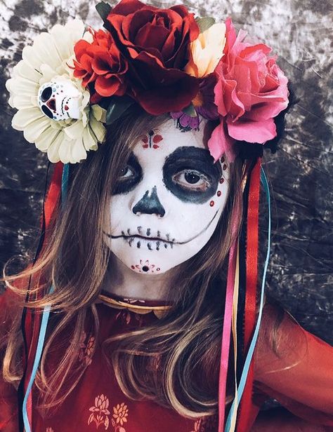 Maquillage Halloween : tête de mort Painted Faces, Halloween Makeup Tutorial, Halloween Makeup Easy, Halloween Tags, Fantasias Halloween, Halloween Makeup Looks, Halloween Make Up, Halloween 2018, Halloween 2017