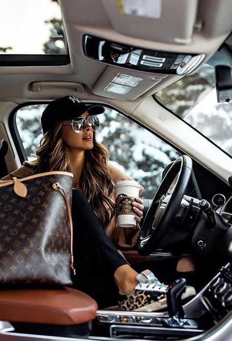 Elegant Lady Aesthetic, Boss Lady Photoshoot, Feminine Photoshoot, Photo Branding, Board Themes, Board Mood, Car Photoshoot, Car Poses, Luxury Details