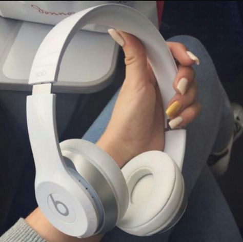 White Beats Studio 3, Aesthetic Beats Headphones, White Beats Aesthetic, Headphones Beats Aesthetic, Beats Solo Pro Aesthetic, White Beats Headphones Aesthetic, Beats Studio 3 Aesthetic, Beats Solo 3 Aesthetic, Beats Aesthetic