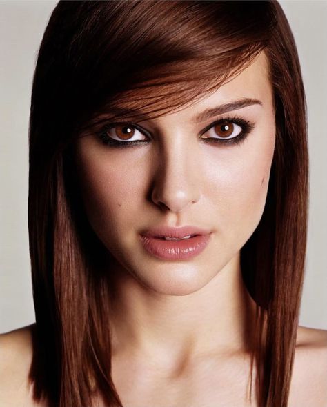 wonder if i could pull off bangs like these.. Natalie Portman Short Hair, Medium Hairstyles For Girls, Hair Color Auburn Brown, Trucco Smokey Eye, Makeup Tips For Brown Eyes, Jane Foster, Hair Color Auburn, Makijaż Smokey Eye, Trendy Hair Color