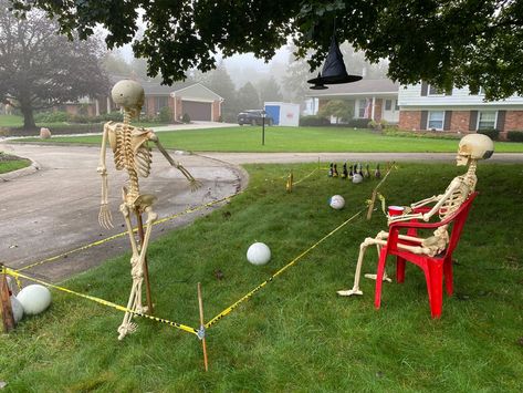 Skeleton Scenes, Skeleton Jokes, Skeleton Poses, Skeleton Ideas, Hay Bale Art, Skeleton Family, Halloween Yard Displays, Scary Halloween Decorations Outdoor, Shin Godzilla