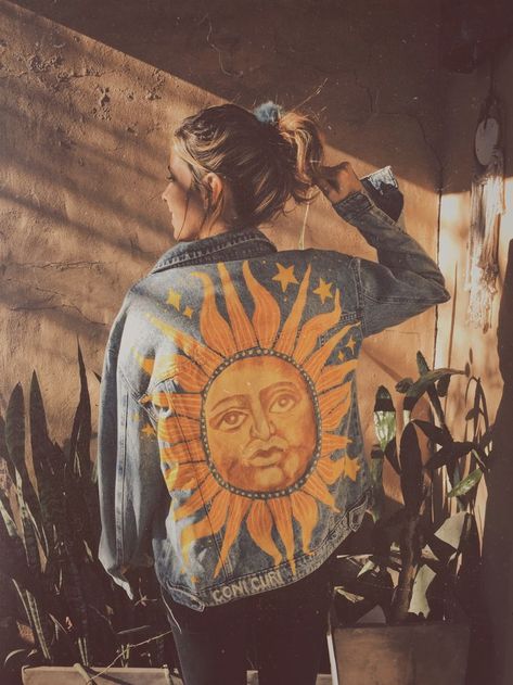 Painted denim jacket • Le Soleil • The Sun • artist @conicuri I Wish I Had Someone, Mode Hippie, Denim Art, Painted Denim Jacket, Estilo Hippie, Diy Vetement, Painted Jeans, Denim Diy, Painted Denim