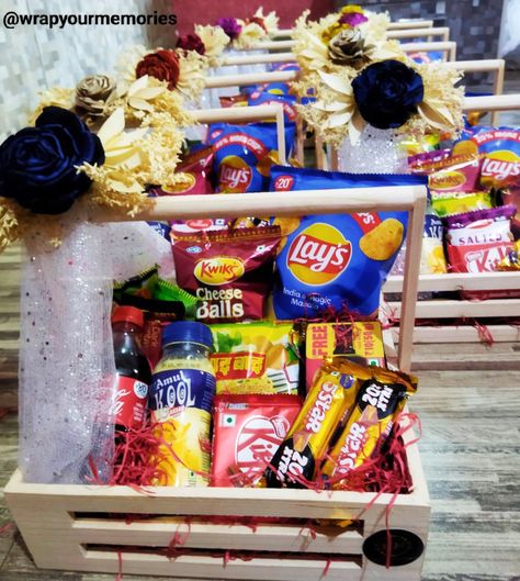 Wedding Snack Basket Ideas, Biscuit Hamper Ideas, Snacks Basket Ideas, Hampers Decoration Ideas, Food Gift Hampers Packaging Ideas, Diwali Hamper Ideas For Bakers, Food Hampers Ideas, Hampers Ideas For Birthday, Snack Hampers Idea