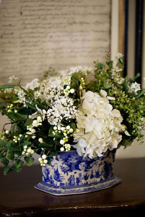 Blue White Decor, Blue And White Vase, White Vase, Blue And White China, White Hydrangea, Deco Floral, Blue Willow, Blue China, Blue Decor