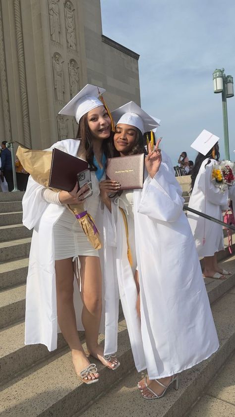 Highschool Graduation Outfit Ideas, White Cap And Gown, High School Graduation Outfit, Girl Bestie, Graduation Dresses White, College Grad Pictures, Highschool Graduation, High School Graduation Pictures, Senior Year Things