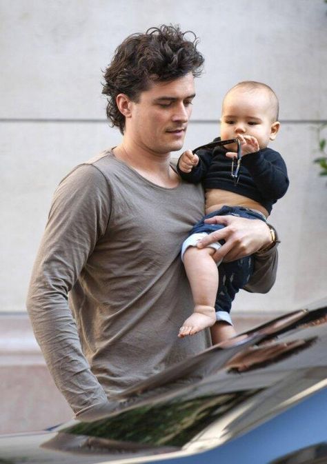 Orlando with Flynn Men With Babies, Flynn Bloom, Bloom Baby, Orlando Bloom, Australian Models, Legolas, Mans World, British Actors, Miranda Kerr