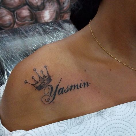 Name Tattoos On Women, Cute Name Tattoos, Name With Crown Tattoo, Rosary Tattoo On Hand, Couple Name Tattoos, Daughters Name Tattoo, Name Tattoo On Hand, Cool Finger Tattoos, Crown Tattoos