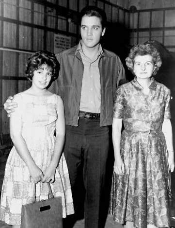 Elvis an fans on the set of his movie Wild in the country ( fall 1960 ). Elvis Presley Pictures, Elvis Movies, Fall Country, Elvis Presley Photos, Movie Studio, Movie Sets, Beautiful Voice, Graceland, Elvis Presley