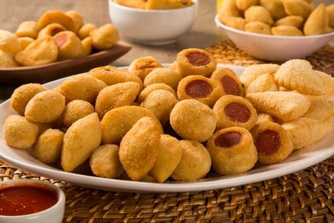 25 receitas de salgadinhos para festa infantil | Bebe.com.br Mini Aperitivos, Mini Antipasti, Brazilian Snacks, Sausage Wrap, Chicken Croquettes, Mini Appetizers, Brazilian Food, Food Platters, Mini Desserts