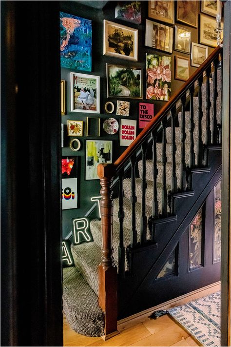 Blue Stairway Wall, Victorian Banister Ideas, Dark Hallway Paint Ideas, Art Deco Hallway Ideas, Landing Ideas Upstairs Decor, Navy Hallway Ideas, Hallway With Wallpaper, Maximalist Hallway, Pink Hallway Ideas